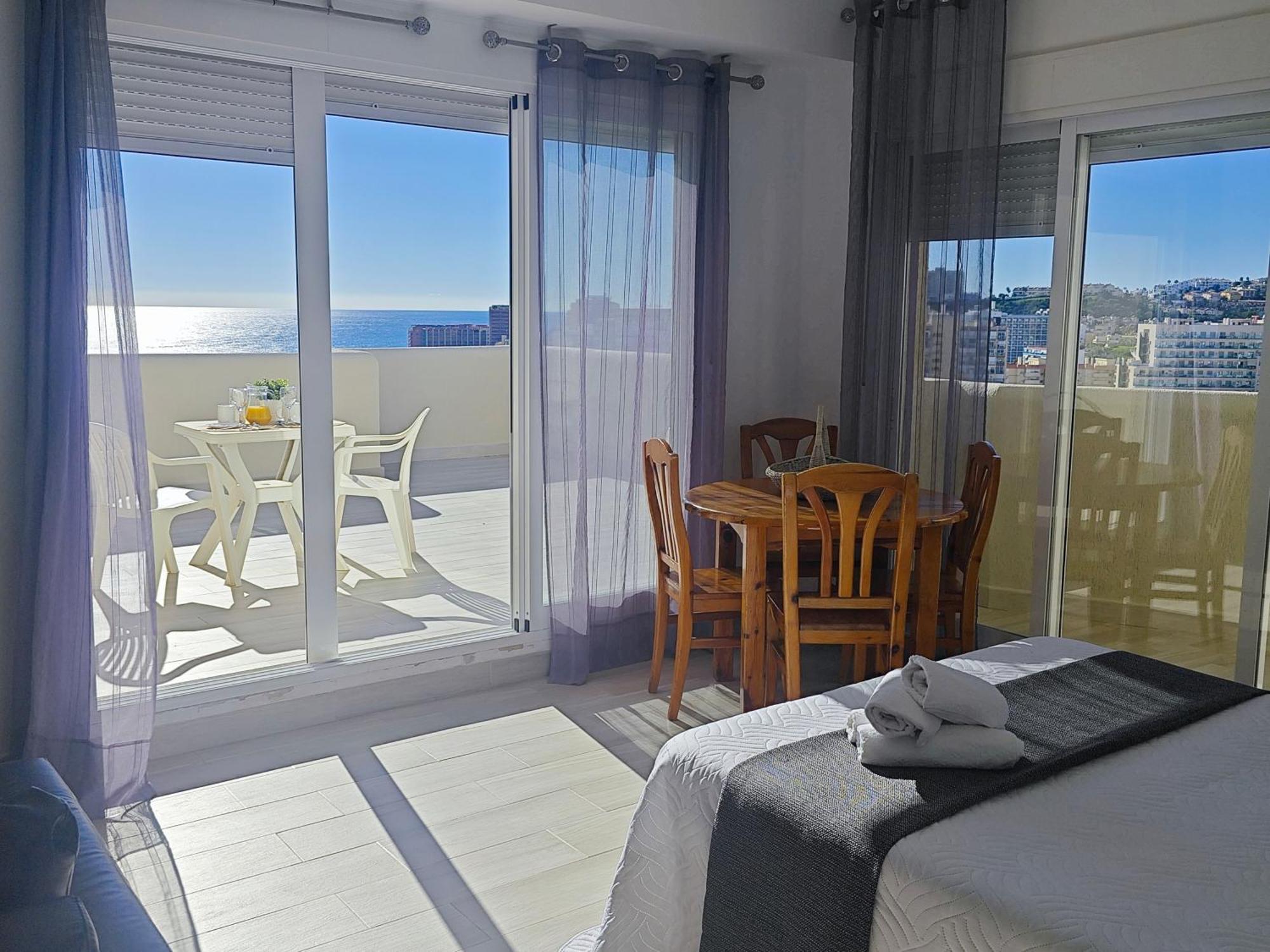 Benalbeach Holidays. Vistas Al Mar. *
