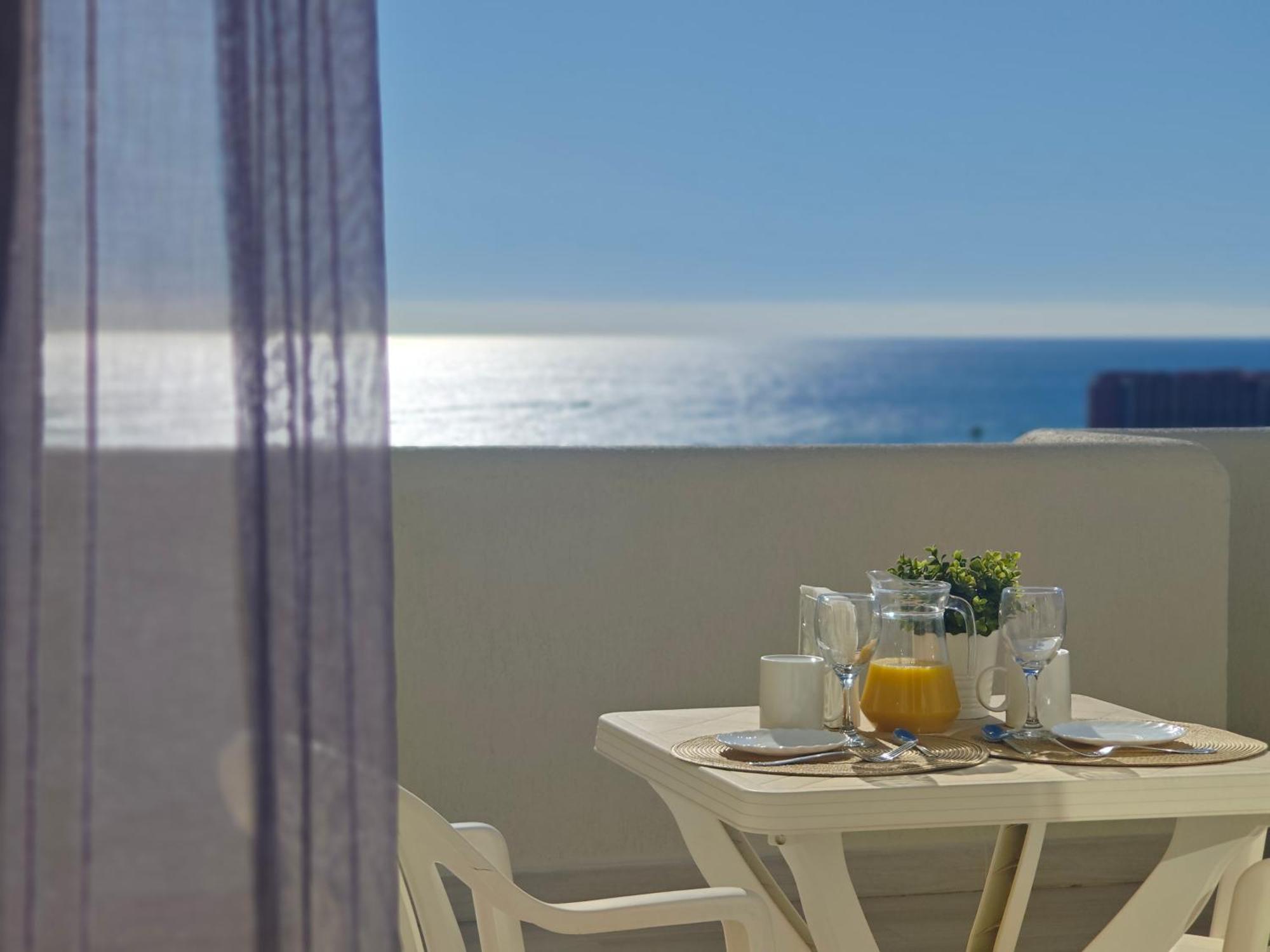 Benalbeach Holidays. Vistas Al Mar. Apartment